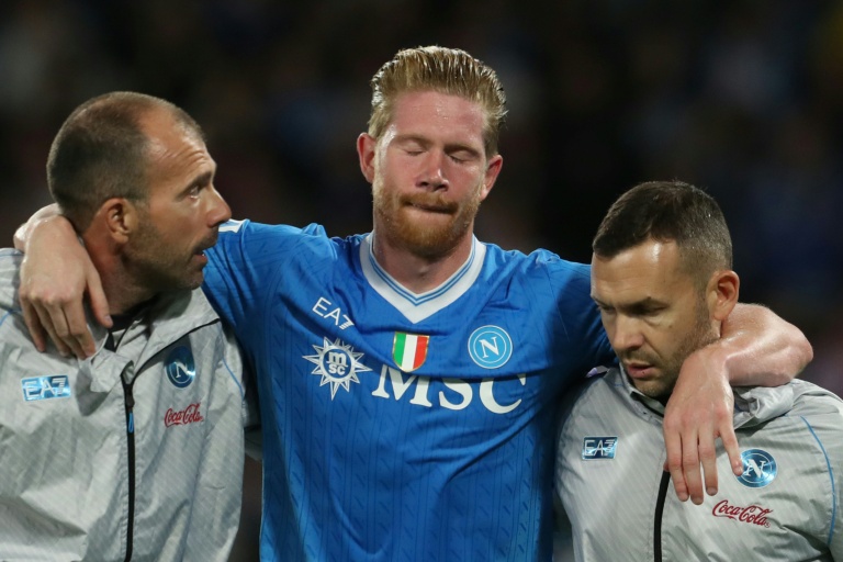 Kevin De Bruyne avec des coéquipiers en larmes après une blessure