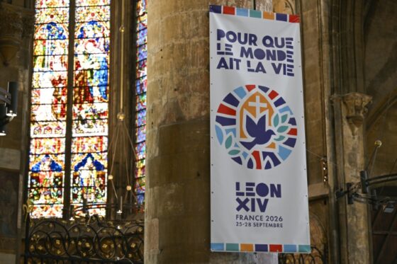 Bannière pour la visite du pape Léon XIV en France, septembre 2026