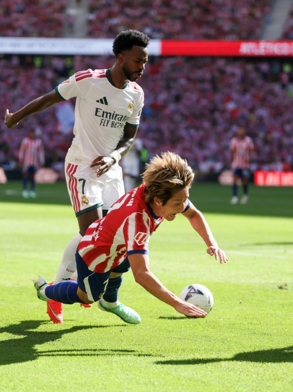 Vinicius Junior du Real et Kang-In Lee (presque au sol) de l'Atletico s'affrontent en Liga le 20 septembre 2026 à Madrid