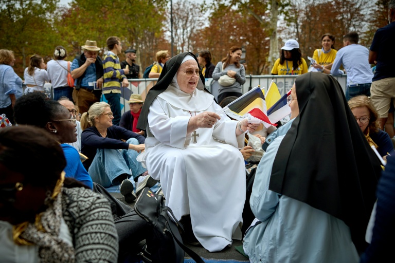 Des fidèles sur les Champs-Elysées avant la messe du pape Léon XIV le 26 septembre 2026