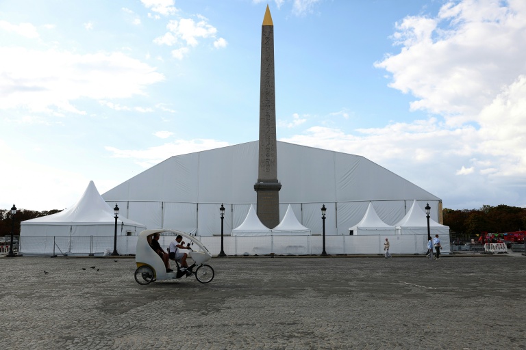 Les préparatifs à la visite du pape Léon XIV sur la place de la Concorde, le 16 septembre 2026