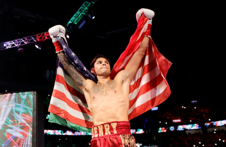 L'Américain Ryan Garcia, champion WBC des poids welters, prend la pose avant de monter sur le ring pour son combat contre le Britannique Conor Benn à Las Vegas, le 12 septembre 2026