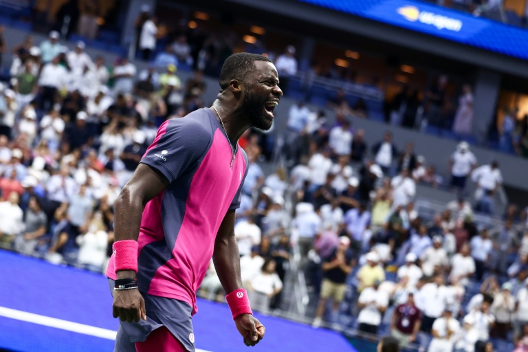 L'Américain Frances Tiafoe célèbre sa victoire contre son compatriote Alex Michelsen, le 8 septembre 2026 à l'US Open