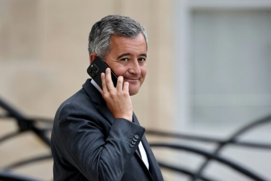 Gérald Darmanin parle au téléphone, impliqué dans l'affaire Lyhanna.