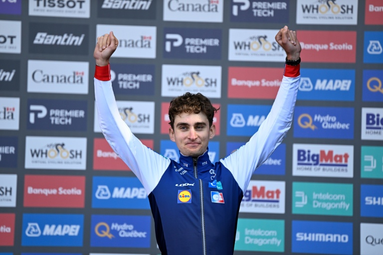 Paul Seixas salue le public sur le podium à l'issue des Championnats du monde de cyclisme, le 20 septembre 2026 à Montréal