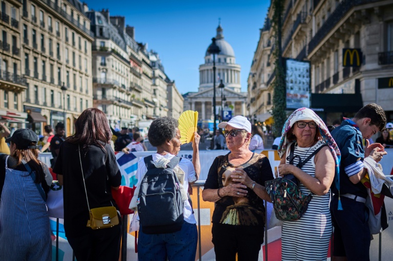 Des fidèles attendent le passage du pape Léon XIV, avec le Panthéon en arrière-plan, à Paris, le 25 septembre 2026