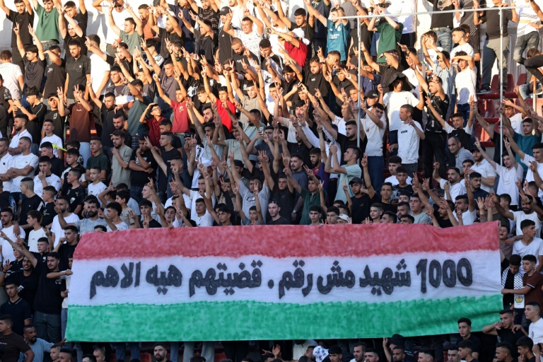 Des supporteurs acclament les joueurs le 4 septembre 2026 à Al-Ram en Cisjordanie, lors du match de football de reprise après la guerre à Gaza