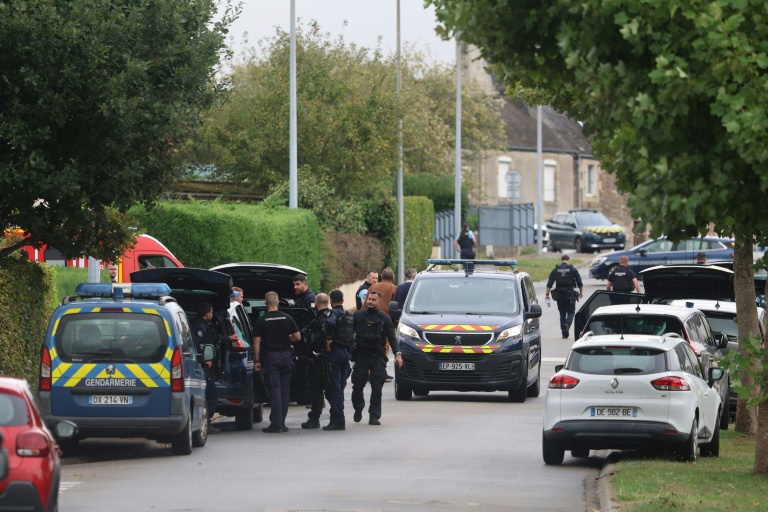 Les gendarmes bloquent la circulation à côté d'un immeuble où un homme, soupçonné d'avoir tué une femme, s'est barricadé, le 4 septembre 2026 à Plourin-lès-Morlaix, dans le Finistère