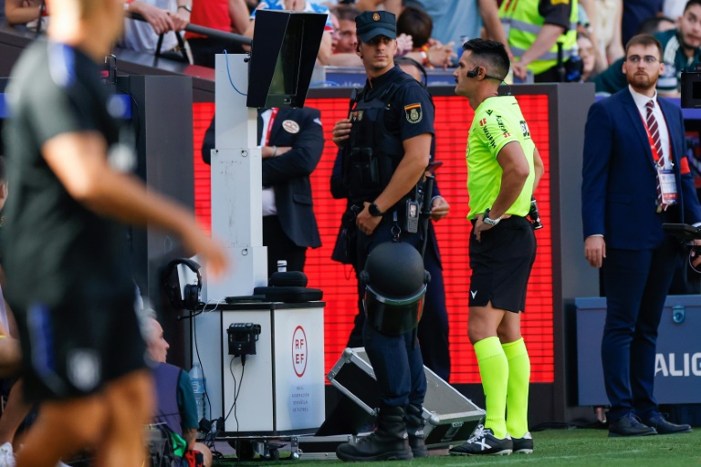 L'arbitre Miguel Angel Ortiz Arias regarde l'écran du VAR lors du derby entre le Real et l'Atletico le 20 septembre 2026 à Madrid