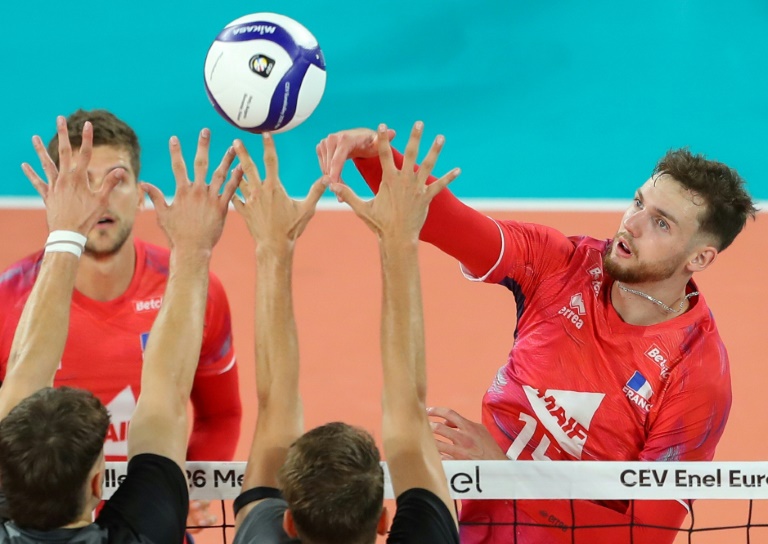 Mathis Henno (à droite) fait un smash face à la Suisse en Euro de volley le 10 septembre 2026 à Cluj-Napoca en Roumanie