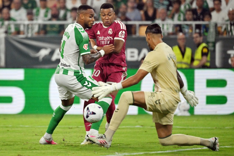 Le défenseur du Betis Séville Natan Bernardo de Souza (G) et le gardien Alvaro Valles (D) entourent l'attaquant français du Real Madrid Kylian Mbappé lors de la victoire du club andalou 1-0, en Liga, le 4 septembre 2026 à Séville