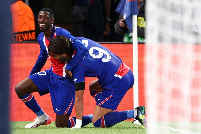 Ousmane Dembélé et Ferran Torres célèbrent ensemble le troisième but du Paris SG, marqué par l'Espagnol mercredi en Ligue des champions contre Bratislava.