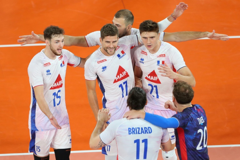 Les Français célèbrent un point contre l'Allemagne mardi à l'Euro-2026 de volley.