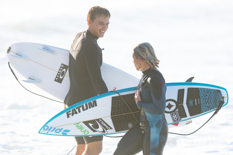 Kauli Vaast avec une collègue lors d'un stage d'entraînement pour les Jeux olympiques de 2028, à Trestles Beach, le 9 septembre 2026