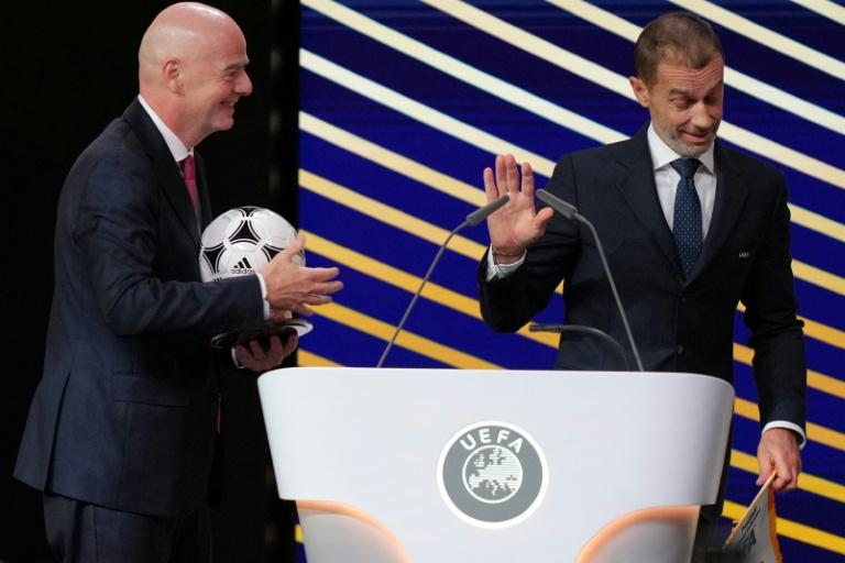 Le président de la Fifa Gianni Infantino et son homologue de l'UEFA Aleksander Ceferin, le 12 février 2026 à Bruxelles