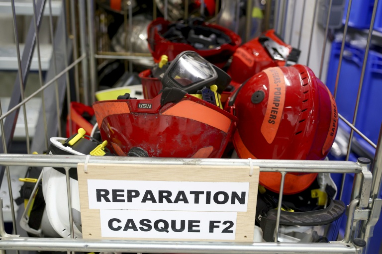 Des casques de pompiers, endommagés par les incendies de forêt de l'été, en attente de réparation dans l'atelier de logistique et de maintenance du SDIS 33 à Bordeaux, le 16 septembre 2026 en Gironde