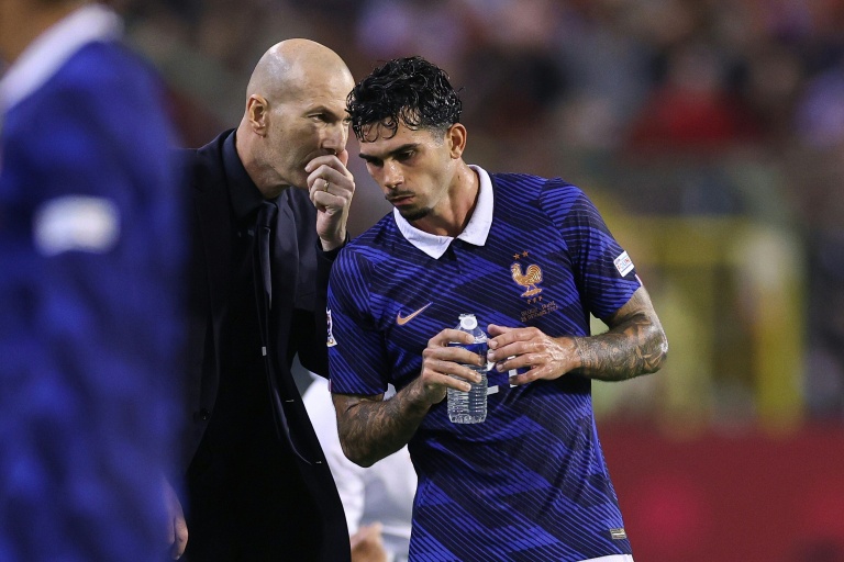 Zinédine Zidane (C) au côté du jeune milieu français Lucas Da Cunha (D) lors de la victoire 1-0 contre la Belgique en Ligue des nations, le 28 septembre 2026 à Bruxelles