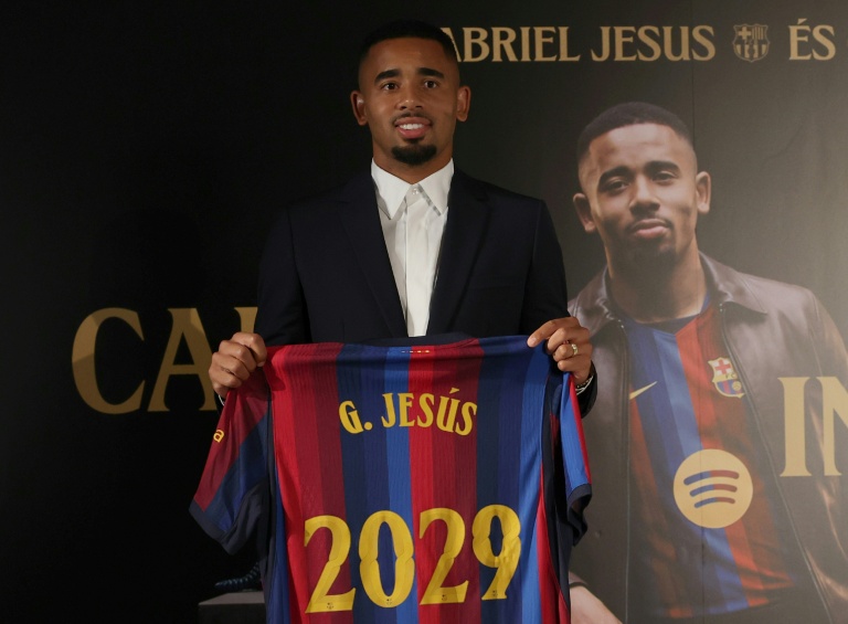 Gabriel Jesus présente son maillot du FC Barcelone lors de sa signature jusqu'en 2029.