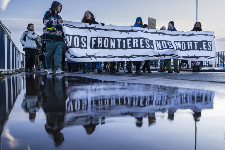 Des personnes participent à une marche commémorative en hommage aux 27 victimes du naufrage d'une embarcation de migrants dans la Manche, survenu le 24 novembre 2021, le 23 novembre 2025 à Calais