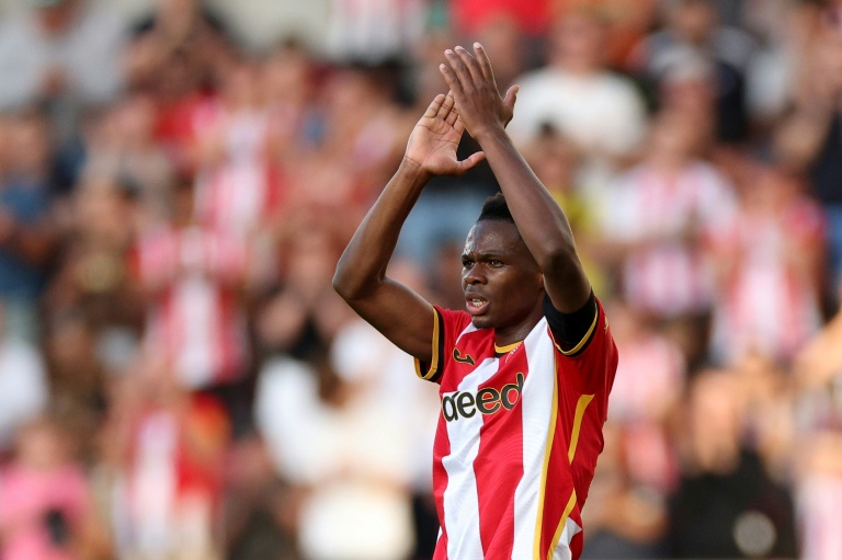 Le milieu de terrain malien de Brentford, Mamadou Sangaré, salue les supporters avant de quitter le terrain lors d'un match de Premier League contre Tottenham, à Londres, le 22 août 2026