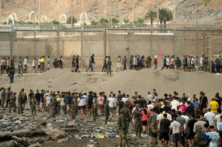 Des soldats espagnols surveillent le retour de migrants vers le Maroc, après qu'ils ont franchi la frontière pour pénétrer dans l'enclave espagnole de Ceuta, le 31 juillet 2026