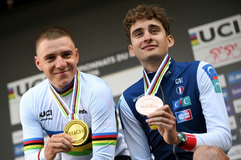 Paul Seixas et Remco Evenepoel après la course aux Mondiaux de cyclisme