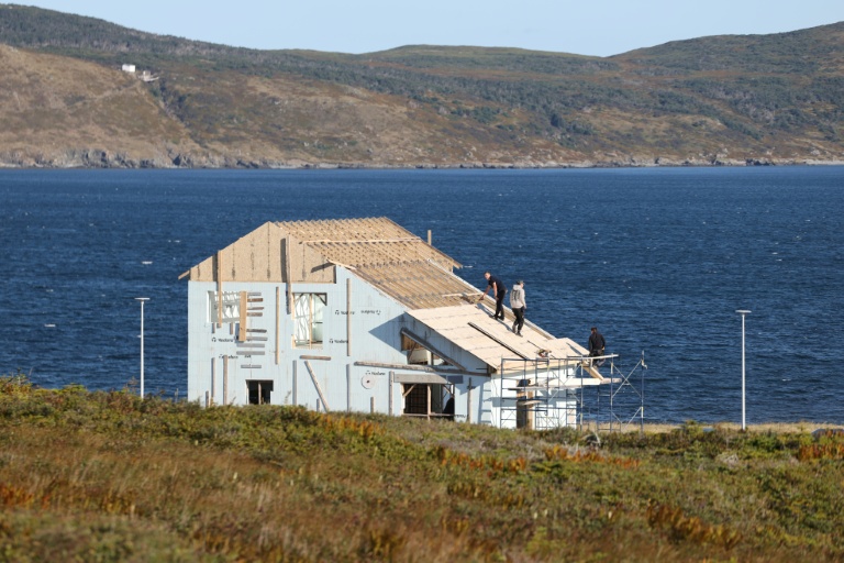 Des ouvriers participent à la construction de la toiture d'une maison dans le nouveau village de Miquelon, sur l'archipel de Saint-Pierre-et-Miquelon, le 20 septembre 2026