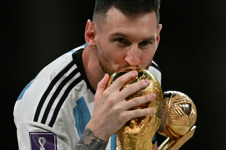 Lionel Messi embrassant le trophée de la Coupe du Monde