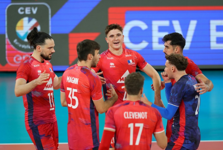 Simon Magnin et ses coéquipiers de l'équipe de France de volley se congratulent le 10 septembre 2026 à Cluj-Napoca en Roumanie