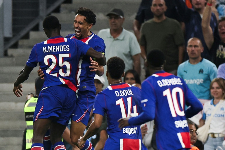 Le défenseur brésilien du Paris SG Marquinhos (de face) après son but contre l'OM en match de Ligue 1 le 20 septembre 2026 à Marseille