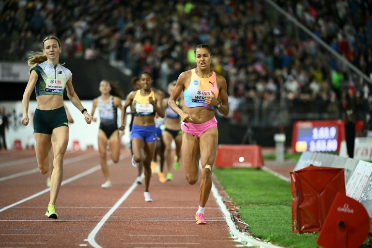 La Suissesse Audrey Werro (D) et la Néerlandaise Femke Broeders-Bol (G) à la lutte lors du 800 m du meeting de Lausanne, le 21 août 2026