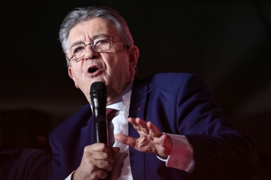 Jean-Luc Mélenchon s'exprime lors d'un meeting politique.