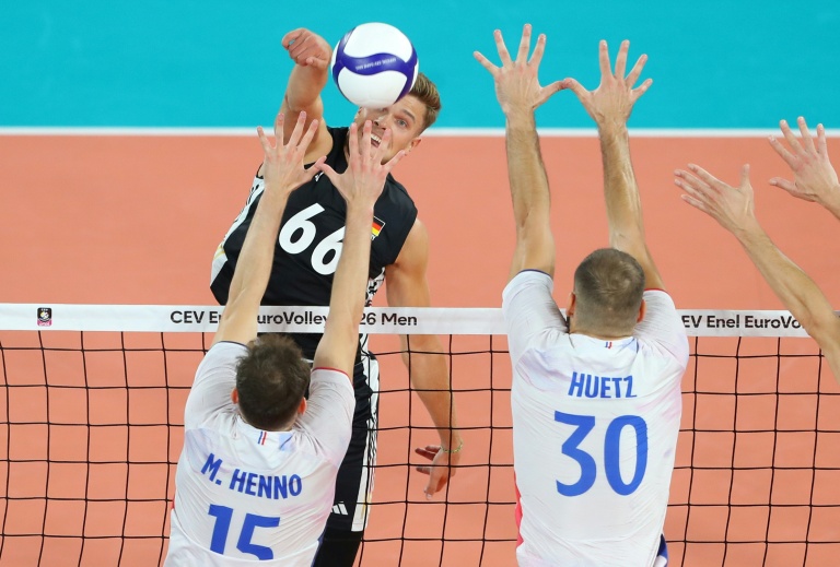 Les Français Mathis Henno et François Huetz au bloc face à l'Allemand Erik Rohrs lors du match de l'Euro-2026 mardi à Cluj-Napoca, en Roumanie.