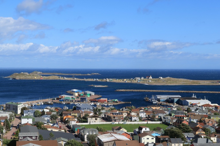 Vue générale de Saint-Pierre au premier plan, avec l'île aux Marins en arrière-plan, dans l'archipel de Saint-Pierre-et-Miquelon, le 19 septembre 2026