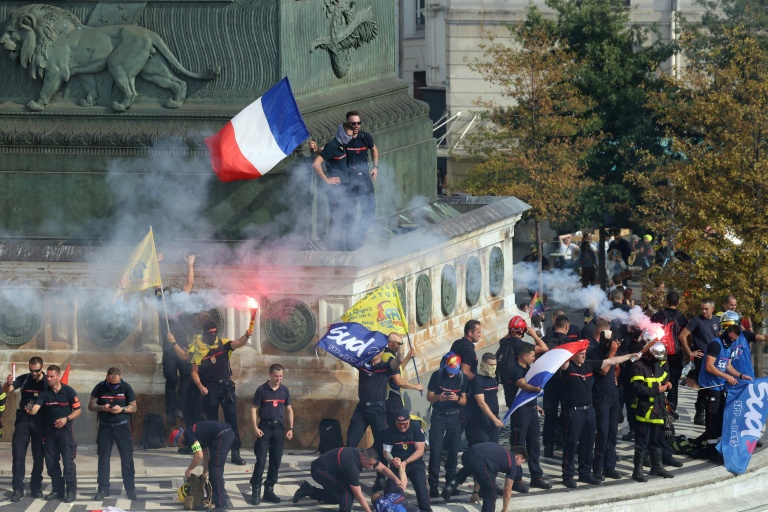 Des pompiers manifestent place de la Bastille à Paris, le 29 septembre 2026