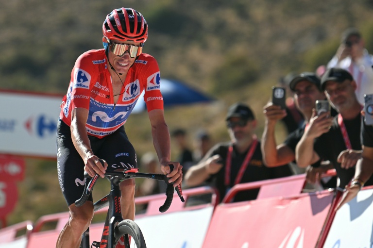 Enric Mas franchit la ligne de l'avant-dernière étpae du Tor d'Espagne cycliste qu'il est en passe de remporter, le 12 septembre 2026 à Collado del Alguacil