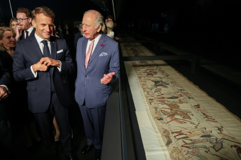 Le roi Charles III (D) et le président français Emmanuel Macron (G) devant la tapisserie de Bayeux au British Museum de Londres, le 2 septembre 2026
