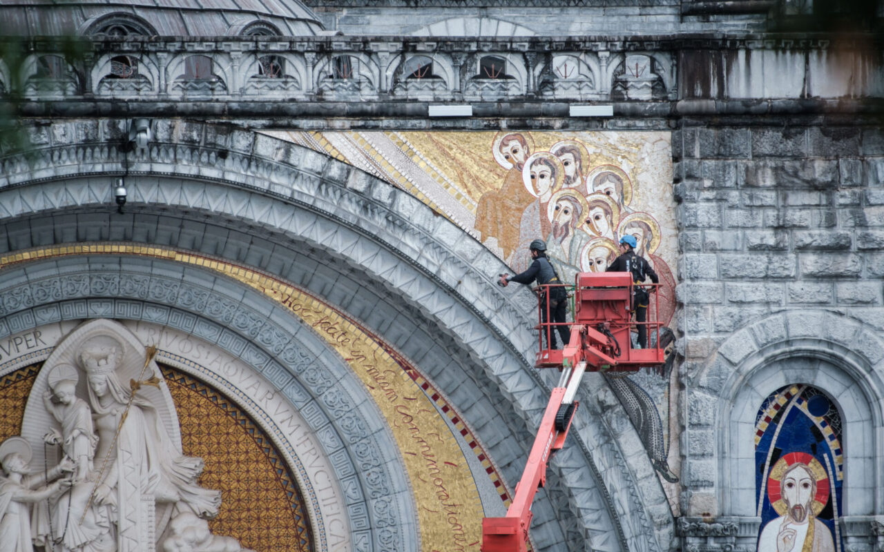 Violences sexuelles : les mosaïques de Rupnik cachées à Lourdes pour la venue du Pape