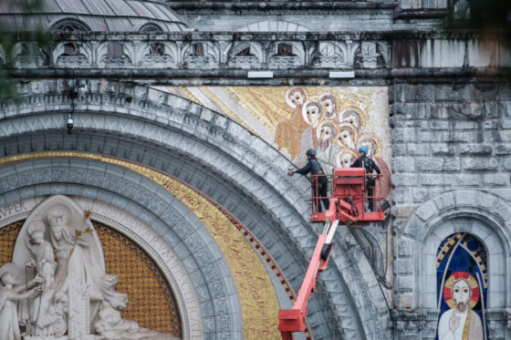 Violences sexuelles : les mosaïques de Rupnik cachées à Lourdes pour la venue du Pape