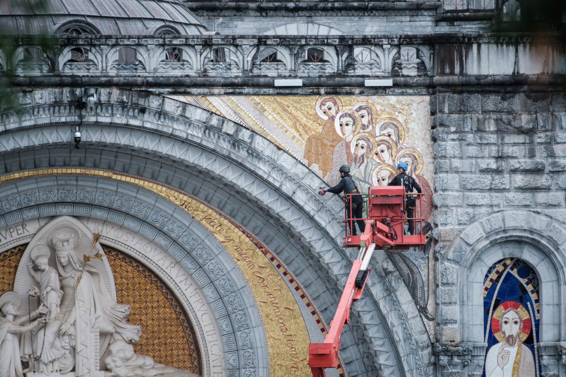 Violences sexuelles : les mosaïques de Rupnik cachées à Lourdes pour la venue du Pape
