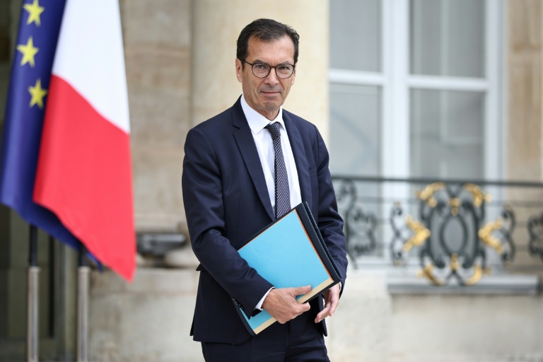 Le ministre du Travail, Jean-Pierre Farandou, quitte l'Elysée, à Paris, le 1er juillet 2026