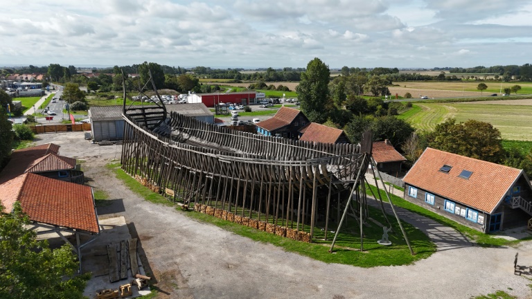 Vue du Jean-Bart, une réplique grandeur nature d'un navire de guerre de l'époque de Louis XIV, en cours de construction à Gravelines, dans le Nord, le 7 septembre 2026
