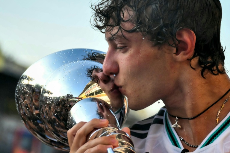 Kimi Antonelli, le pilote italien de Merceds, embrasse le trophée du vainqueur du GP d'Italie de F1 le 6 septembre 2026 à Monza