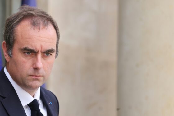 Des CRS interviennent pour lever le blocage par des pêcheurs du dépôt pétrolier de Frontignan, près de Sète.