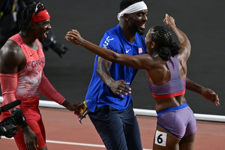 Kenny Bednarek et Melissa Jefferson-Wooden célébrant leur victoire aux championnats Ultimate à Budapest.
