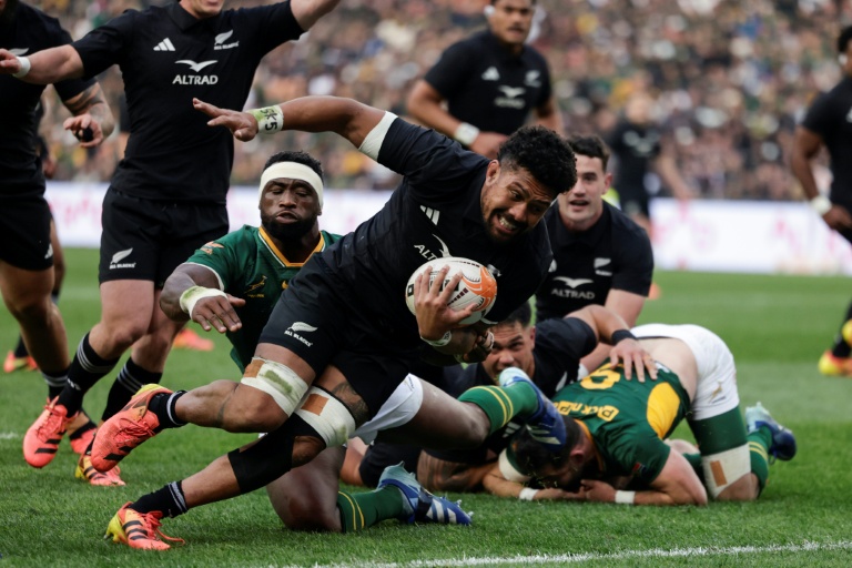 Le troisième ligne des All Blacks Ardie Savea marque un essai contre l'Afrique du Sud samedi lors du test match à Soweto.