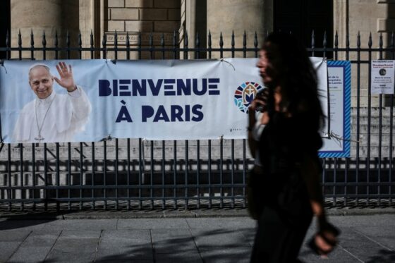 Une banderole annonçant la visite du pape Léon XIV à Paris.