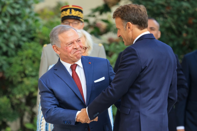 Le président français Emmanuel Macron (D) salue le roi Abdallah II de Jordanie (G) à Paris le 17 septembre 2026