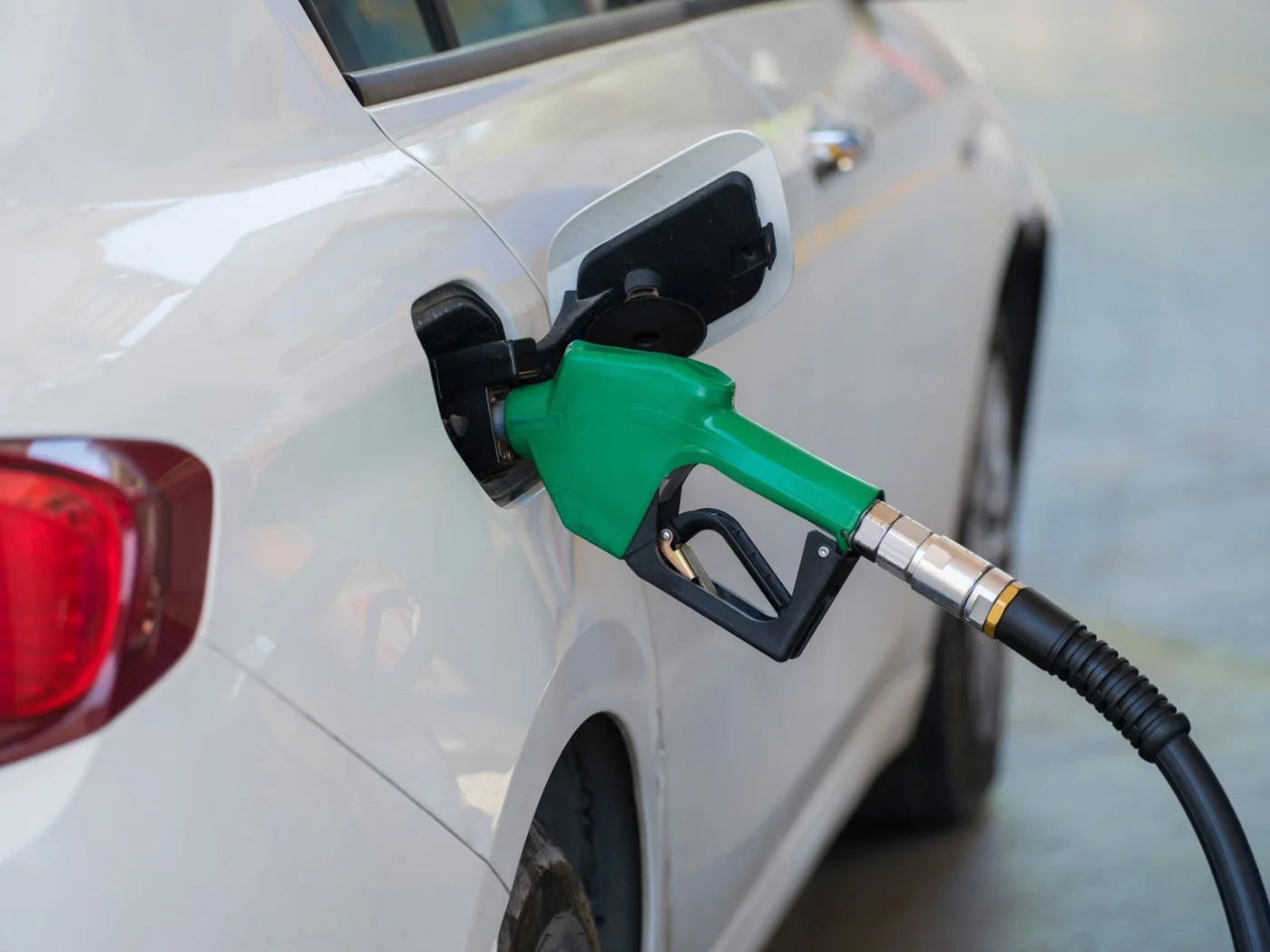 Pistolet de carburant inséré dans le réservoir d'une voiture