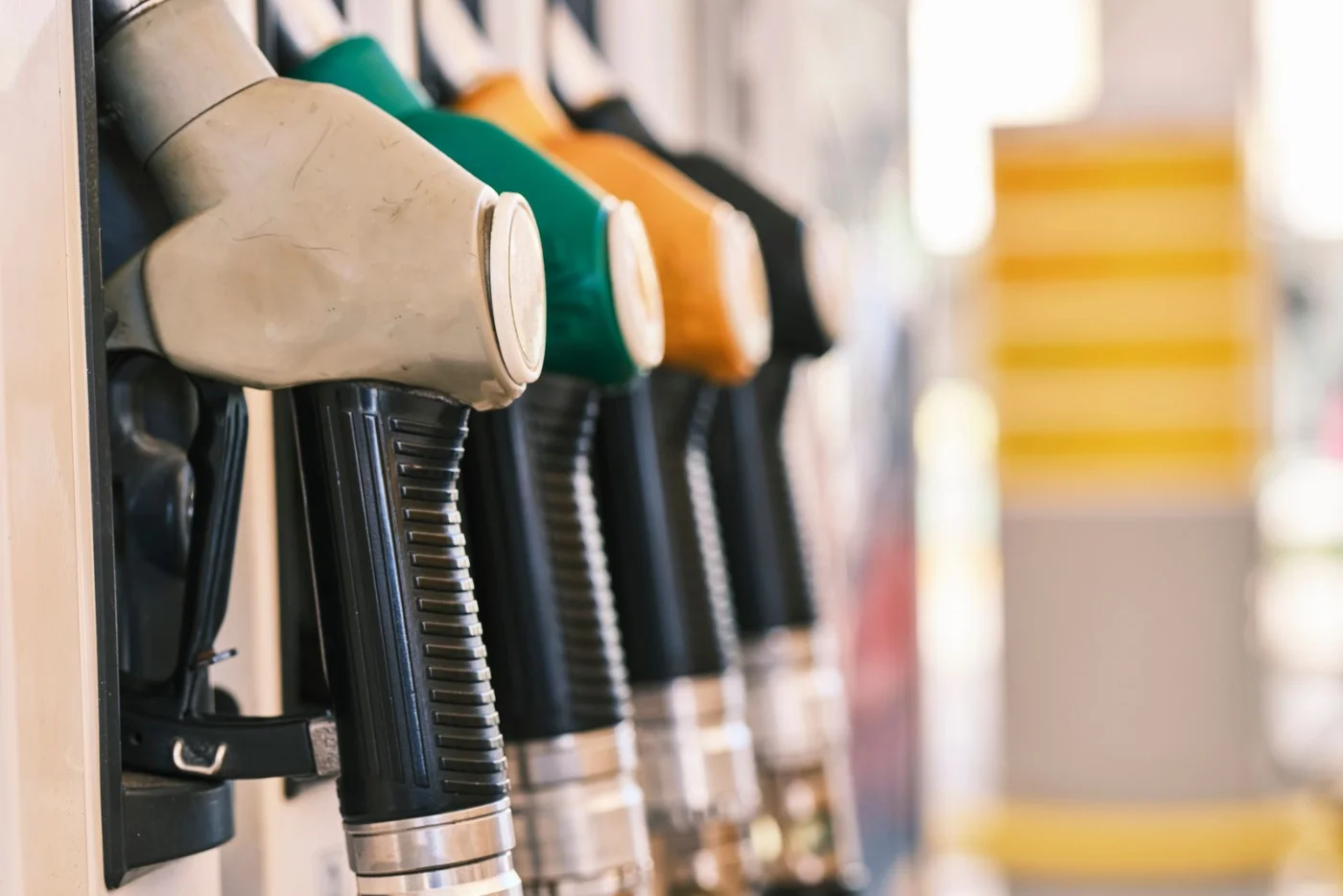 Pistolets de distribution dans une station-service